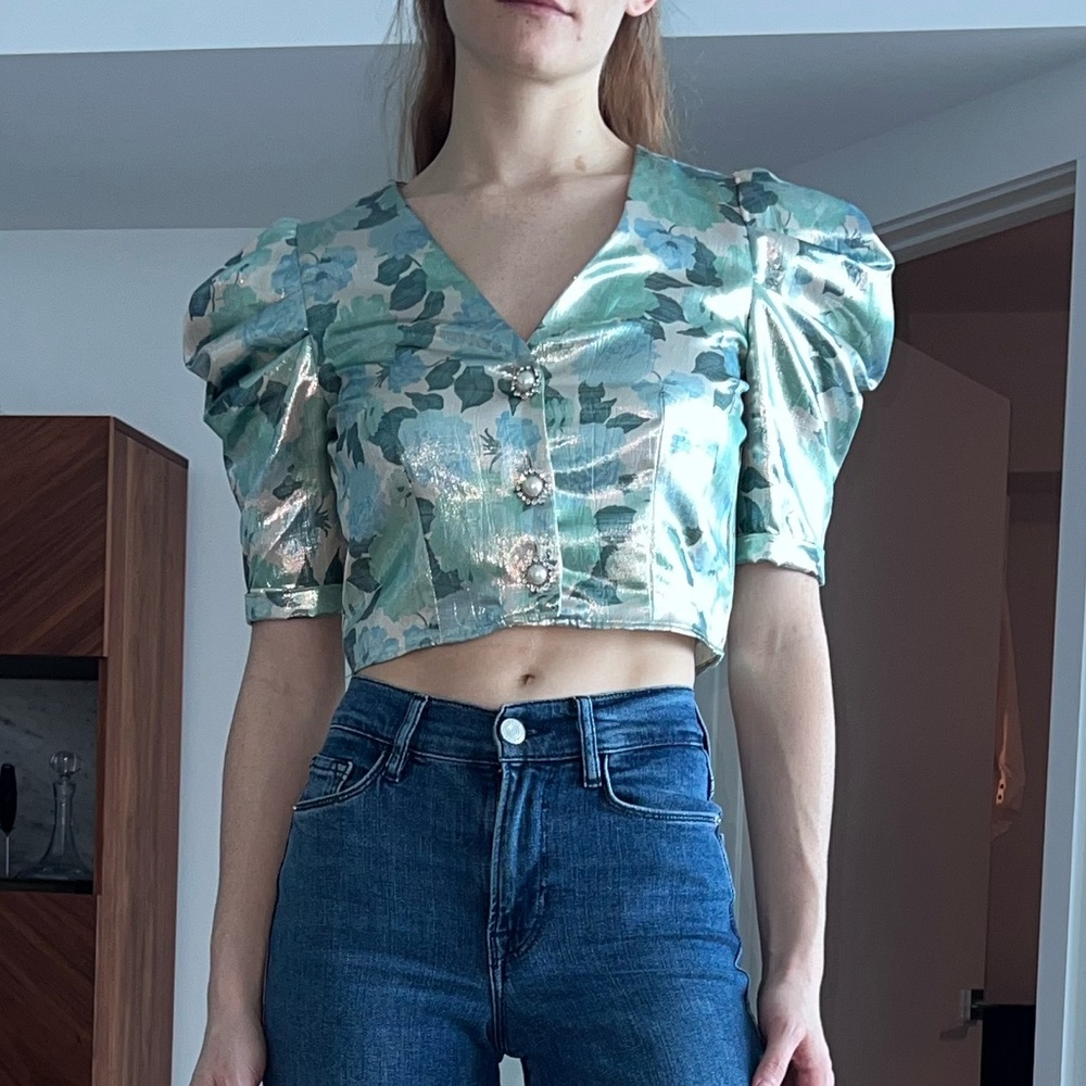 Shiny cropped top with detailed buttons and puff sleeves